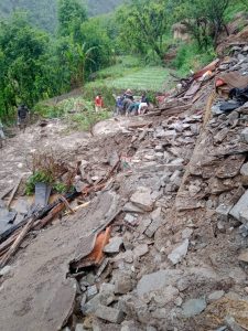 जौनसार बावर के क्वासी क्षेत्र के बिजनाड़ में मलबा आने से एक घर तबाह