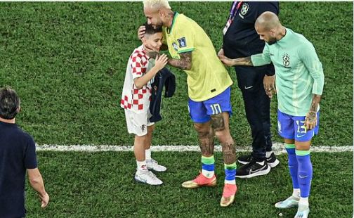 मैदान में फूट-फूटकर रो रहे थे नेमार, क्रोएशियाई बच्चे ने पोछे आंसू, दिल जीत लिया नन्हें बच्चे ने