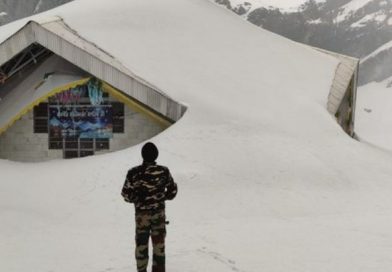 हेमकुंड साहिब में रिकार्ड बर्फबारी, 15 फीट तक जमी बर्फ