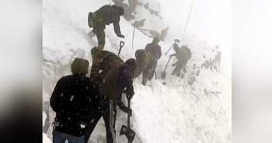 माइनस में तापमान, बर्फ हटाते भारतीय सेना के जवान, हेमकुंड साहिब आस्था पथ पर हटाई जा रही है बर्फ