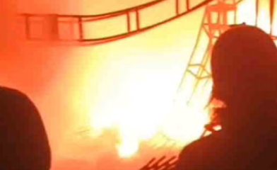 सुभाष नगर में टेंट व शामियाने के सामान में लगी भीषण आग, रिहायशी घरों तक पहुंचीं लपटें