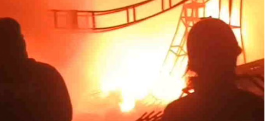 सुभाष नगर में टेंट व शामियाने के सामान में लगी भीषण आग, रिहायशी घरों तक पहुंचीं लपटें