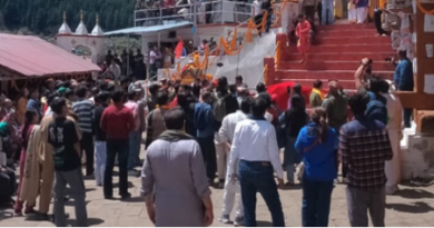 आर्मी बैंड व ढोल दमांऊ की अगुवाई में रवाना हुई मां गंगा की डोली, कल खुलेंगे धाम के कपाट