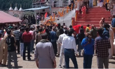 आर्मी बैंड व ढोल दमांऊ की अगुवाई में रवाना हुई मां गंगा की डोली, कल खुलेंगे धाम के कपाट