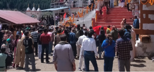 आर्मी बैंड व ढोल दमांऊ की अगुवाई में रवाना हुई मां गंगा की डोली, कल खुलेंगे धाम के कपाट