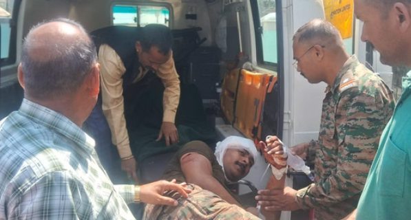 चोपता में सेना का वाहन हुआ दुर्घटनाग्रस्त, घायल जवानों को हेली से हायर सेंटर किया गया रेफर