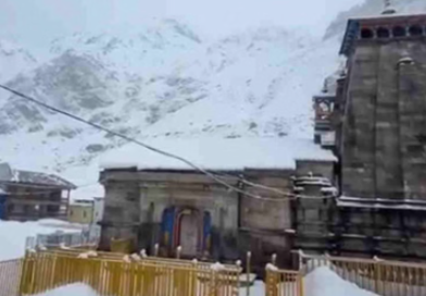 केदारनाथ में फिर हुआ हिमपाल, 22 अप्रैल को खुलने हैं धाम के कपाट, बर्फ हटाने के काम में फिर आई बाधा