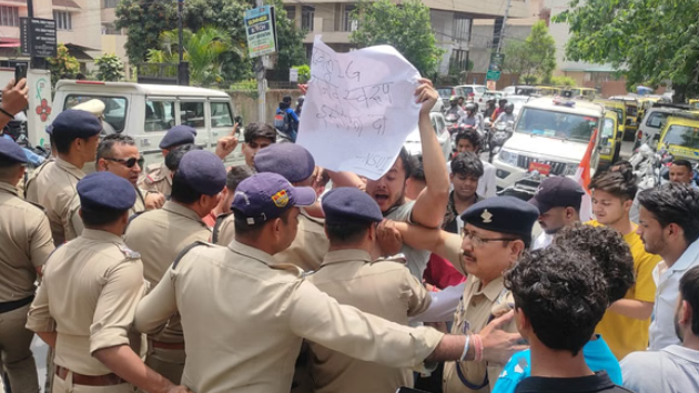 रोमियो लेन बार प्रकरण, एनएसयूआई का पुलिस हेडक्वार्टर के बाहर प्रदर्शन, आईजी गोबैक के नारे लगाए