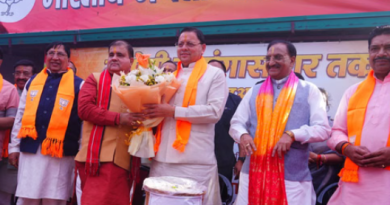 भाजपा की जीत से उत्तराखंड में जश्न,भाजपा कार्यालय पहुंचे सीएम, खाई झालमुड़ी