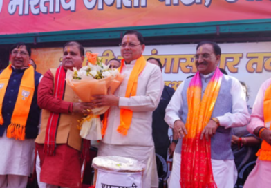 भाजपा की जीत से उत्तराखंड में जश्न,भाजपा कार्यालय पहुंचे सीएम, खाई झालमुड़ी