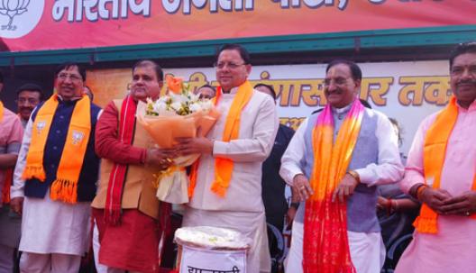 भाजपा की जीत से उत्तराखंड में जश्न,भाजपा कार्यालय पहुंचे सीएम, खाई झालमुड़ी