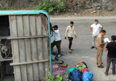 बदरीनाथ हाईवे पर हादसा, यात्रियों से भरी बस पलटी, हरिद्वार जा रही थी बस