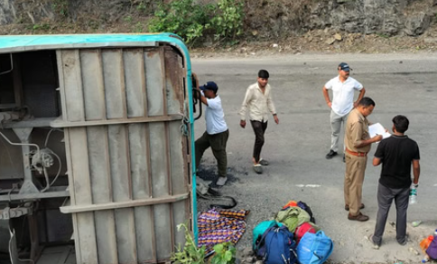 बदरीनाथ हाईवे पर हादसा, यात्रियों से भरी बस पलटी, हरिद्वार जा रही थी बस