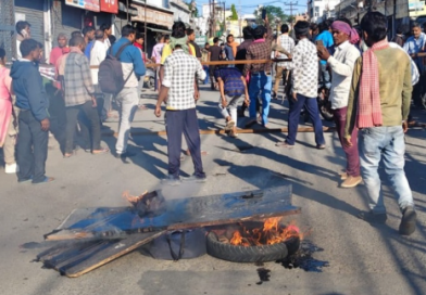 कांवली रोड पर दर्दनाक हादसा, डंपर ने मजदूर को कुचला, सड़क पर टायर जलाकर लोगों ने किया प्रदर्शन