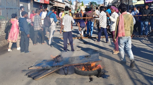 कांवली रोड पर दर्दनाक हादसा, डंपर ने मजदूर को कुचला, सड़क पर टायर जलाकर लोगों ने किया प्रदर्शन