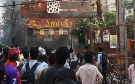 दिल्ली के मालवीय नगर के रेस्टोरेंट में लगी भीषण आग, 20 की मौत, रेस्क्यू जारी, बेसमेंट में फंसे हैं कई लोग