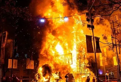 हल्द्वानी में अमेजन स्टोर में लगी आग, अंदर सो रहे दो कर्मचारियों की जलकर मौत
