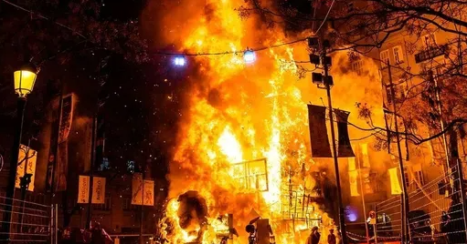हल्द्वानी में अमेजन स्टोर में लगी आग, अंदर सो रहे दो कर्मचारियों की जलकर मौत