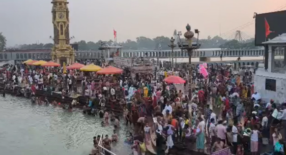 निर्जला एकादशीः गंगा में लगाई आस्था की डुबकी, घाटों पर दिखी रौनक