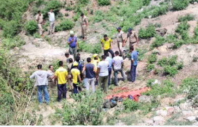 झड़ीपानी के पास दर्दनाक हादसा, ब्रेक फेल होने से गहरी खाई में गिरी कार, चार यात्रियों की मौत