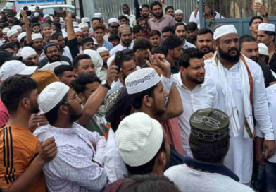 मस्जिद सील किए जाने के विरोध में मुस्लिम सेवा संगठन का डीएम कार्यालय में कूच, भारी पुलिस बल तैनात