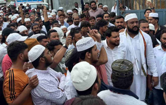 मस्जिद सील किए जाने के विरोध में मुस्लिम सेवा संगठन का डीएम कार्यालय में कूच, भारी पुलिस बल तैनात