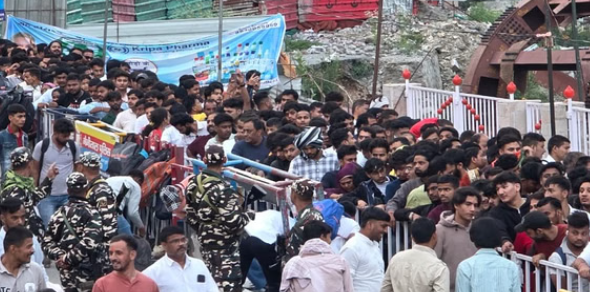 कैंची धाम में उमड़ा आस्था का सैलाब, बीती रात से कतारों में खड़े हैं भक्त