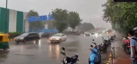 दिल्ली पहुंचा मानसून, कई इलाकों में भारी बारिश-आंधी से बिगड़ा मौसम, 60 की रफ्तार से तूफानी हवा