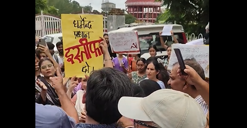 दिल्ली छात्र आंदोलन की आग देशभर में फैली, देहरादून में युवाओं का बड़ा प्रदर्शन