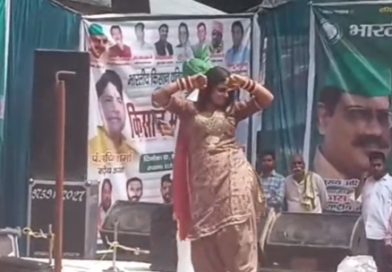 वीआईपी घाट पर किसान सम्मेलन, महिला कलाकार के डांस पर मचा बवाल, गंगा सभा ने जताई आपत्ति