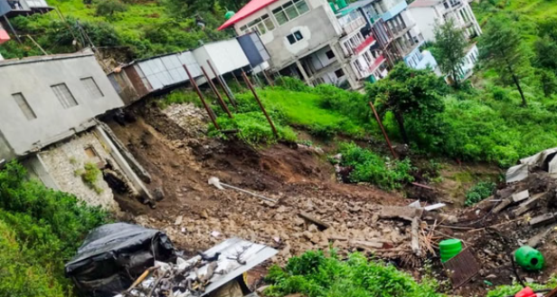 उत्तराखंड में भारी बारिश से मुसीबत, कद्दूखाल में होटल गिरा, हरिद्वार में बाढ़ जैसे हालात