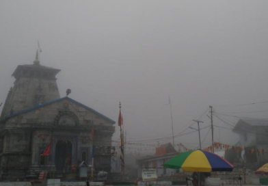 केदारनाथ और बदरीनाथ धाम में कोहरा, बारिश से बढ़ी ठंड, यात्रा जारी