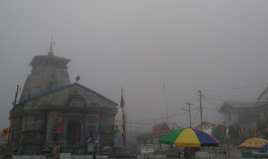 केदारनाथ और बदरीनाथ धाम में कोहरा, बारिश से बढ़ी ठंड, यात्रा जारी