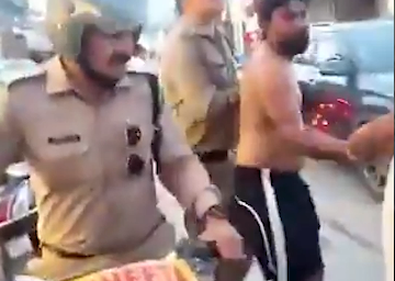 नाबालिक से छेड़छाड़ के आरोपी को लोगों ने पीटा, पुलिस को सौंपा