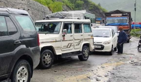 उत्तराखंड में बारिश का कहर, यमुनोत्री हाईवे का 100 मीटर हिस्सा ध्वस्त, गंगोत्री मार्ग भी ठप