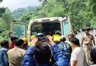 ज्योलीकोट में टवेरा खाई में जा गिरी, दो की हालत गंभीर, SDRF ने किया बचाव
