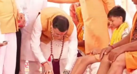 कांवड़ यात्रियों पर हेलिकॉप्टर से की गई फूलों की बारिश, मुख्यमंत्री धामी ने पैर धोकर किया स्वागत