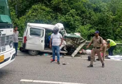 डोईवाला टोल प्लाजा के पास दर्दनाक सड़क हादसा, दो की मौत, तीन गंभीर घायल, वाहन में सात लोग थे सवार