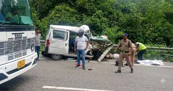 डोईवाला टोल प्लाजा के पास दर्दनाक सड़क हादसा, दो की मौत, तीन गंभीर घायल, वाहन में सात लोग थे सवार
