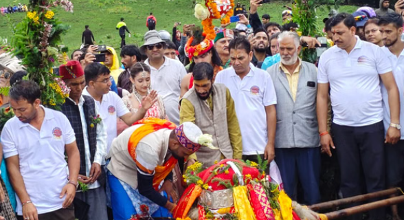 दयारा बुग्याल में पारंपरिक मशूहर बटर फेस्टिवल का हुआ आयोजन, दूध, दही और मक्खन की होली