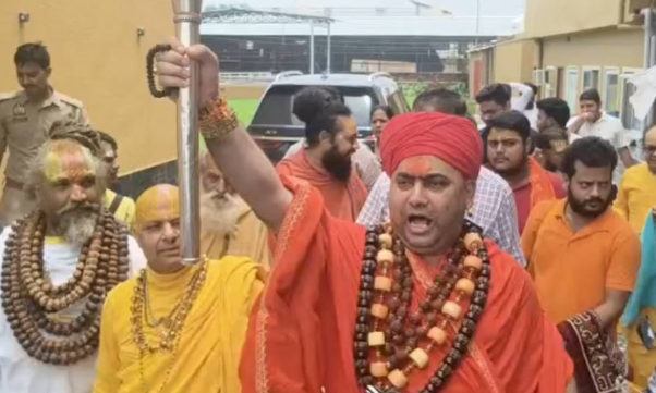 राम मंदिर चढ़ावा चोरी विवाद पर संतों की बैठक में हंगामा, रामनगरी में आंदोलन का एलान