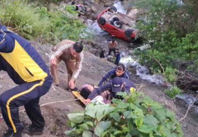 35 मीटर खाई में गिरी कार: एसडीआरएफ ने पांच पर्यटकों का किया रेस्क्यू, देहरादून के लालपुल के पास हादसा