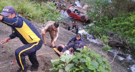 35 मीटर खाई में गिरी कार: एसडीआरएफ ने पांच पर्यटकों का किया रेस्क्यू, देहरादून के लालपुल के पास हादसा