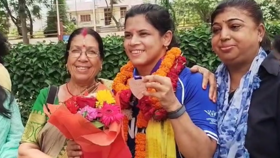 देश के लिए कांस्य पदक जीतकर लौटी बेटी, राजधानी देहारदून में उन्नति शर्मा का हुआ भव्य स्वागत