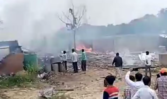 पटाखा फैक्टरी में भीषण आग, धमाकों से दहला मनौरी बाजार, पांच की मौत, कई गंभीर रूप से झुलसे