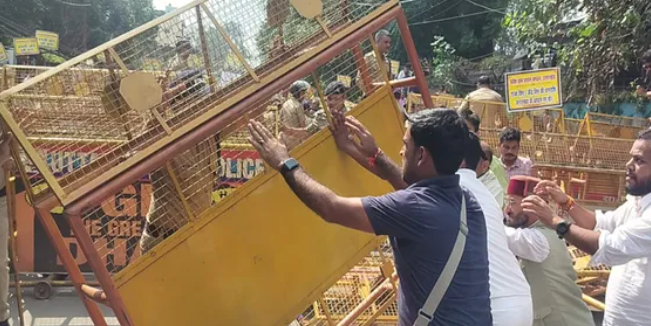 देहरादून में ग्राम प्रधानों का सचिवालय कूच, 10 सूत्रीय मांगों के लिए तोड़ डाली बैरिकेड