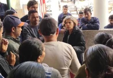 दून मेडिकल कॉलेज में उपनल सफाई कर्मचारियों की हड़ताल, समान वेतन की मांग